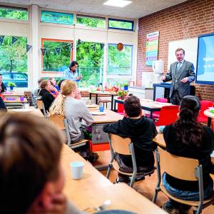 Leerlingen De Weier ontbijten met burgemeester Richard Korteland