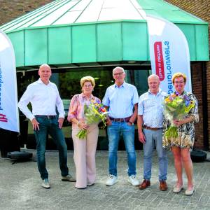 Bijna 90 jaar werkervaring: Hoppenbrouwers Almelo huldigt twee pensionarissen tijdens feestelijke borrel