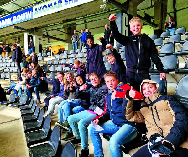 Leerlingen groep 8 van De Tandem bezoeken wedstrijd Heracles Almelo – AZ