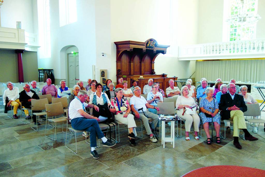 De veertig vrijwilligers van Kerk Open werden bijgepraat over de verbouwing en de heropening.