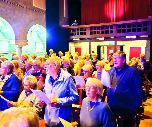 Geslaagde eerste SingAlong in Kapelzaal Hof 88