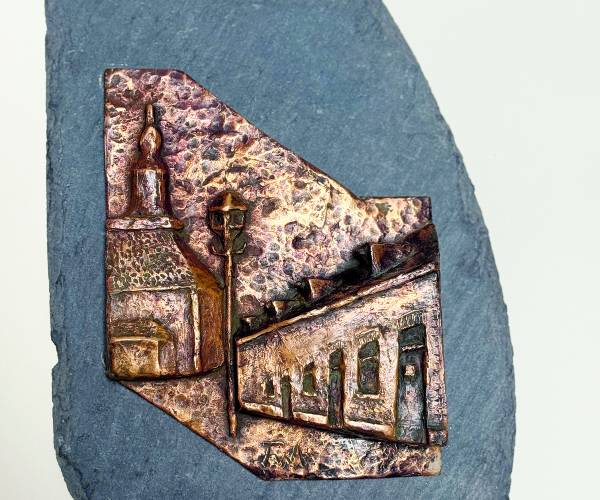 Kunstenares Frieda Waanders vereeuwigt Almelo’s Grote Kerk en Herengracht in brons