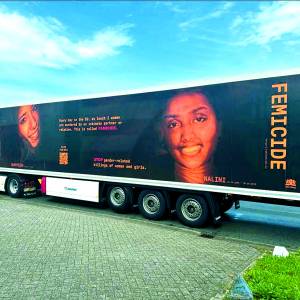 Orange the World: vrachtwagenbioscoop Wim Hertgers in Almelo