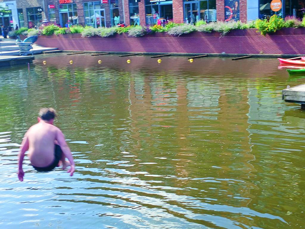 Louis springt zijn bommetje bij de Havenkom.