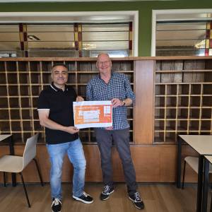 Erasmusleerlingen steunen Jeugdfonds Almelo met opbrengst ondernemerschapsproject