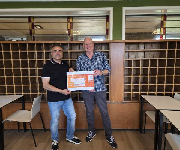 Erasmusleerlingen steunen Jeugdfonds Almelo met opbrengst ondernemerschapsproject