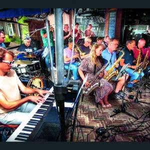 Optreden Big Band Almelo in Beeklustpark