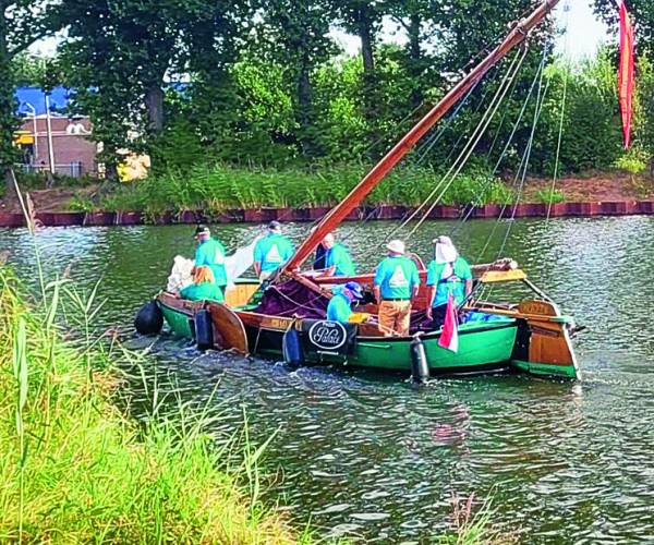 Historisch scheepje vaart met riet uit de kop van Overijssel naar Almelo