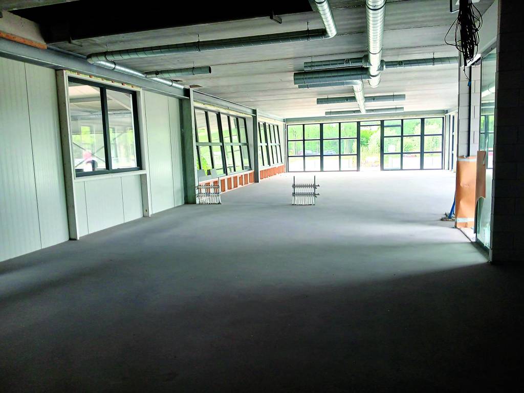 De keuken moet nog geplaatst worden en de kantine en de vergaderruimte moeten nog ingericht worden.