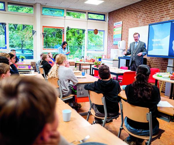 Leerlingen De Weier ontbijten met burgemeester Richard Korteland