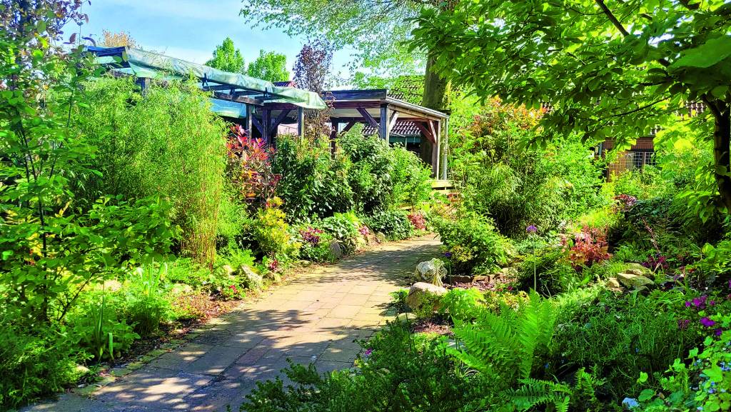 De fraaie tuin van Esther Dieltjes en David Blits aan de Rozenstraat 39.