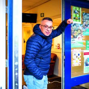 Jongerenwerker Moat van Avedan houdt in Nieuwstraatkwartier de jeugd bij elkaar