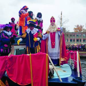 Sinterklaas is op stoomboot onderweg naar Almelo