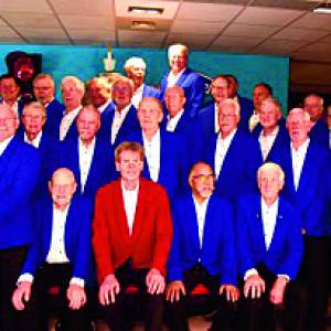 In nieuwe outfit gestoken Almelo’s Mannenkoor huldigt vijftigjarig lidmaatschap tijdens succesvolle Vrienden van Almelo Live
