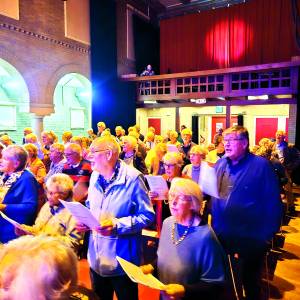 Geslaagde eerste SingAlong in Kapelzaal Hof 88