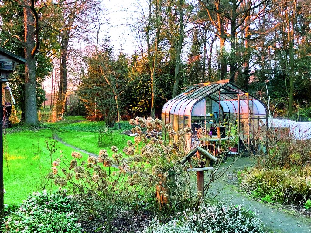 De tuin van Ann Toplis en Gert van Dorssen aan de Knoefsweg 1 is zeker een bezoekje waard.