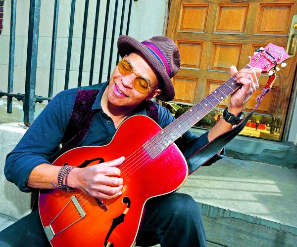 Amerikaanse bluesman Guy Davis in Doopsgezinde kerk Almelo