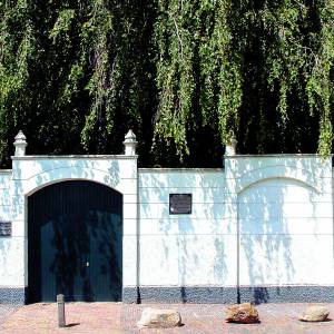 Start herstel monumentale muur en aula Joodse begraafplaats Almelo