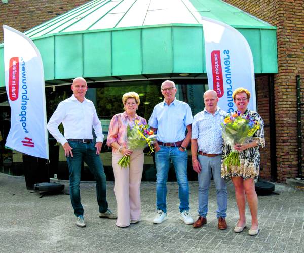 Bijna 90 jaar werkervaring: Hoppenbrouwers Almelo huldigt twee pensionarissen tijdens feestelijke borrel