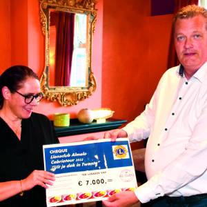 Lions Club Almelo overhandigt cheque aan stichting De Eethoek