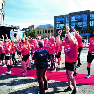 Feestelijke doorkomst Roparun in Almelo