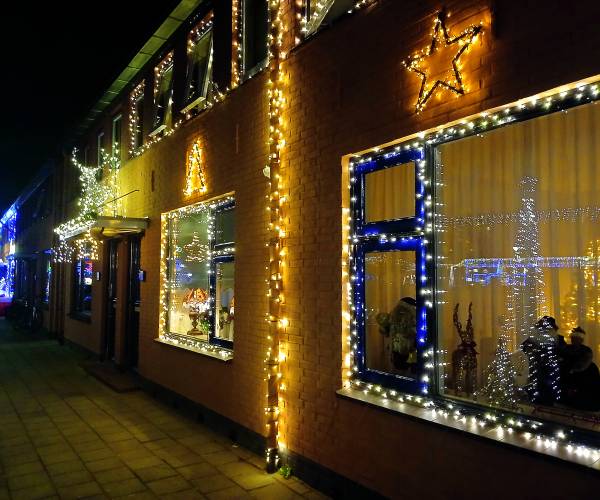 Kerstverlichting op Vinkenplein straalt samenhorigheid uit