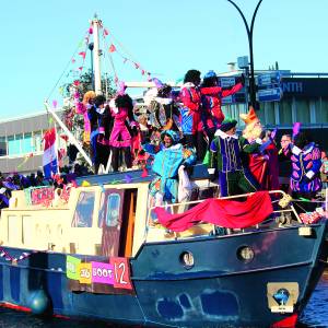 Intocht Sinterklaas weer op traditionele wijze, met de boot