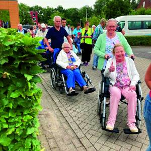 ‘Lopers’ wandel3daagse komen binnen onder schoenenboog