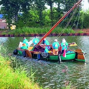 Historisch scheepje vaart met riet uit de kop van Overijssel naar Almelo